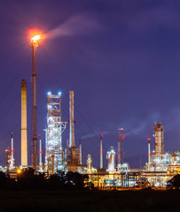 Fototapeta premium petrochemical oil refinery plant at night