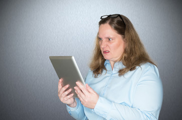 Fototapeta premium Frau ist sauer über eine Nachricht