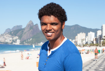 Freundlicher Latino am, Strand von Ipanema