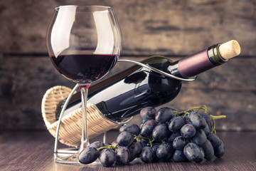 Obraz premium Winery background. Wineglass with bottle of red wine