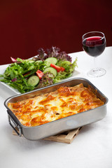 Auflaufform mit Lasagne und Salat