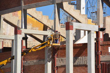 Naklejka premium soldador trabajando en una estructura