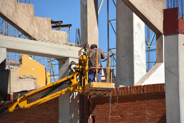 trabajando sobre una grua