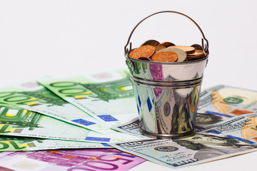 купюры евро, доллары и ведро с российскими деньгами - obrazy, fototapety, plakaty