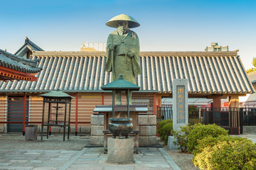 Obraz premium Statue of Shinran Shonin at Shitennoji Temple in Osaka