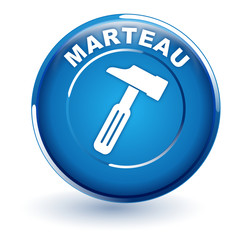 marteau sur bouton bleu