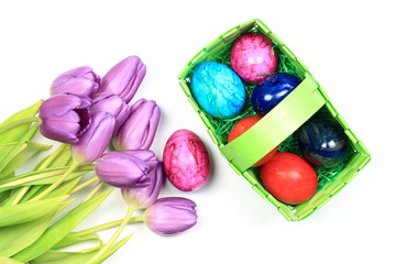 Voller Osterkorb mit Blumen