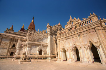 Fototapeta premium Ananda Temple in blue sky