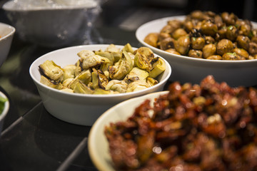 Antipasti im Restaurant mit Artischocken