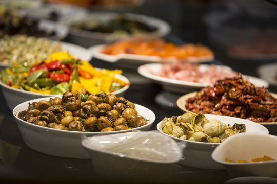Antipasti Buffet mit Gem&uuml;se, Schinken und Lachs