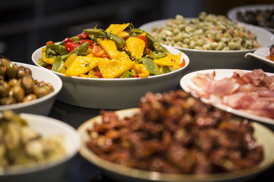 Antipasti im Restaurant mit bunter Paprika