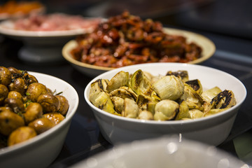 Antipasti im Restaurant mit Artischocken