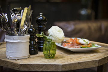 Vorspeisenteller im Restaurant mit italienischer Antipasti