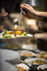 Zubereitung von Salat in einem Restaurant