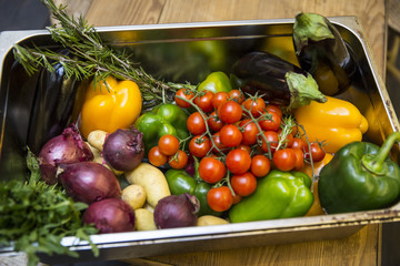 Korb mit Gemüse (Tomaten, Zwiebel, Paprika, Kräuter…)