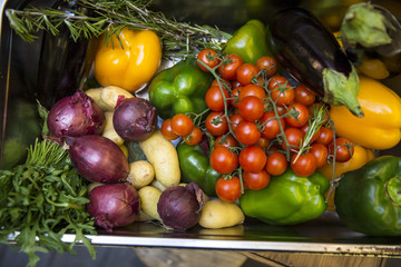 Korb mit Gemüse (Tomaten, Zwiebel, Paprika, Kräuter…)