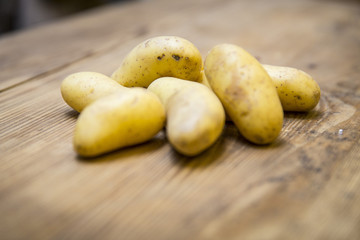 Haufen Kartoffel auf Holzplatte