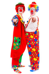 zirkusclowns zeigen mit dem finger