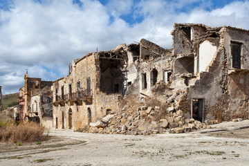 Collapsed buildings after an earthquake in Sicily - 79945119