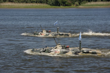 Парад военно-морского флота в Астрахани. Плывущие БТРы