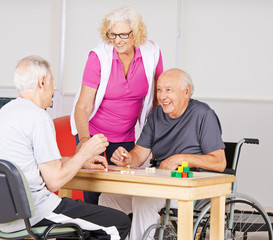 Senioren spielen Bingo im Altenheim