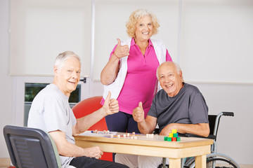 Senioren im Pflegeheim halten Daumen hoch