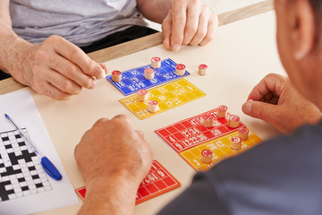 Alte Männer spielen Bingo zusammen