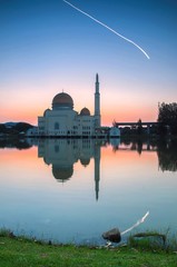 Fototapeta na wymiar Sunrise Mosque Reflection