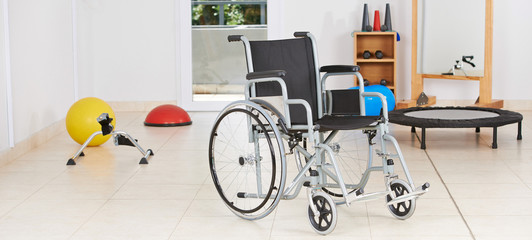 Leerer Rollstuhl als Symbol bei der Physiotherapie