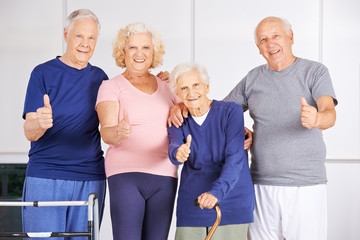 Zufriedene Gruppe Senioren hält die Daumen hoch