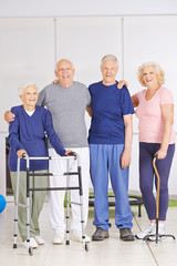 Alte Männer und Frauen im Pflegeheim