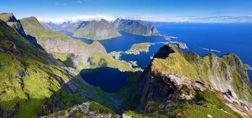 Fototapeta na wymiar Scenico Reinefjord alle Lofoten