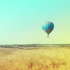 Obraz premium Balloons in the sky at sunrise. Vintage retro style