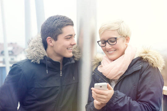 Zwei Jugendliche haben Spass mit Smartphone
