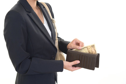 財布を持つ女性