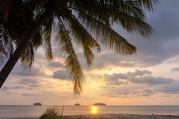 Fototapeta na wymiar Beautiful sunset over the island beach