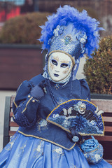 Fototapeta na wymiar Personnage avec masque de carnaval