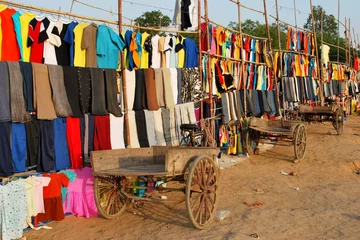 Zelfklevend Fotobehang Clothes market in New Delhi, India © Savo Ilic