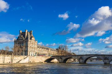 Obraz premium パリ セーヌ川 ロワイヤル橋とルーヴル美術館