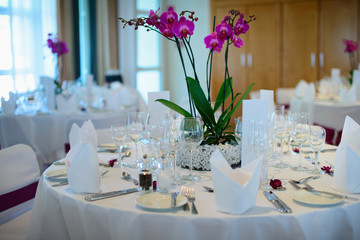 dekorierte tisch mit archidee