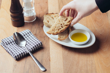 Brot mit Olivenöl mit Salz u Pfeffer // Dippen