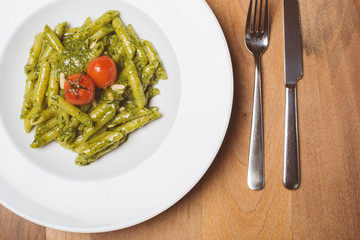 Nudeln /Penne/ mit Pesto und Tomate // Ansicht von oben