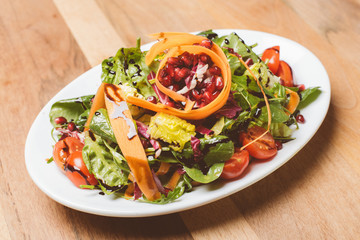 Salat auf kleinem Teller