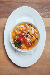 Mediterrane Suppe // Ansicht von oben