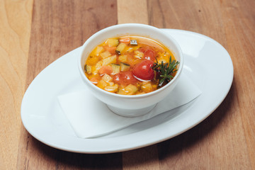 Mediterrane Suppe // Ansicht von vorne