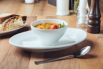 Mediterrane Suppe mit Brotteller u Olivenöl // Ansicht frontal