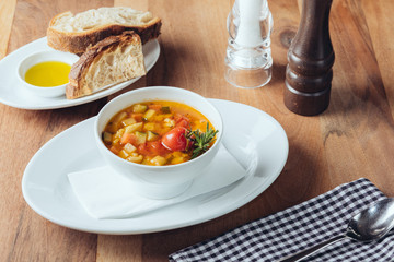 Mediterrane Suppe mit Brotteller u Olivenöl // Ansicht von vorne