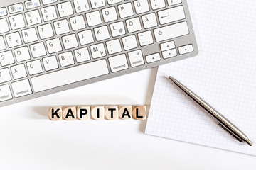Schreibtisch - Würfel - Kapital