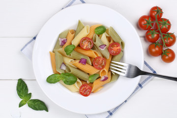 Bunte Penne Rigate Nudeln Pasta Gericht mit Tomaten von oben