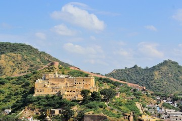 Fototapeta na wymiar Great wall around Amber fort Jaipur, Rajasthan, India